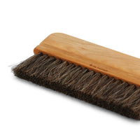 Iris Hantverk(イリス・ハントバーク)は、スウェーデン・エンシェーデの工房を拠点に、視覚障がいを持つ職人たちが伝統的な技法でブラシを手作りしているブランドです。現在は17名のスタッフのうち6名が視覚障がい者であり、さらにエストニアの職人とも協力しています。ブラシはストックホルムの直営店やオンラインショップ、スウェーデン国内外の卸先を通じて販売されています。1950年代から続く視覚障がい者の支援制度が2012年に打ち切られたことをきっかけに、長年会社に携わっていたリチャード・スパレンホークとサラ・エードヘルが経営を引き継ぎました。手作業で作られる天然素材のブラシは、高品質で温もりある使い心地が魅力です。Iris Hantverkは、「機能性と美しいデザイン、伝統技術と天然素材が融合した製品を通じて、ブラシ製造の職人技を次世代に継承すること」をビジョンに掲げています。