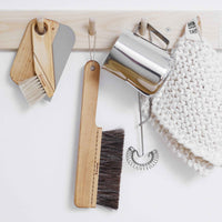 Iris Hantverk(イリス・ハントバーク)は、スウェーデン・エンシェーデの工房を拠点に、視覚障がいを持つ職人たちが伝統的な技法でブラシを手作りしているブランドです。現在は17名のスタッフのうち6名が視覚障がい者であり、さらにエストニアの職人とも協力しています。ブラシはストックホルムの直営店やオンラインショップ、スウェーデン国内外の卸先を通じて販売されています。1950年代から続く視覚障がい者の支援制度が2012年に打ち切られたことをきっかけに、長年会社に携わっていたリチャード・スパレンホークとサラ・エードヘルが経営を引き継ぎました。手作業で作られる天然素材のブラシは、高品質で温もりある使い心地が魅力です。Iris Hantverkは、「機能性と美しいデザイン、伝統技術と天然素材が融合した製品を通じて、ブラシ製造の職人技を次世代に継承すること」をビジョンに掲げています。