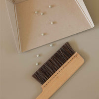 Iris Hantverk(イリス・ハントバーク)は、スウェーデン・エンシェーデの工房を拠点に、視覚障がいを持つ職人たちが伝統的な技法でブラシを手作りしているブランドです。現在は17名のスタッフのうち6名が視覚障がい者であり、さらにエストニアの職人とも協力しています。ブラシはストックホルムの直営店やオンラインショップ、スウェーデン国内外の卸先を通じて販売されています。1950年代から続く視覚障がい者の支援制度が2012年に打ち切られたことをきっかけに、長年会社に携わっていたリチャード・スパレンホークとサラ・エードヘルが経営を引き継ぎました。手作業で作られる天然素材のブラシは、高品質で温もりある使い心地が魅力です。Iris Hantverkは、「機能性と美しいデザイン、伝統技術と天然素材が融合した製品を通じて、ブラシ製造の職人技を次世代に継承すること」をビジョンに掲げています。