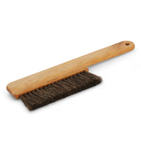 Iris Hantverk(イリス・ハントバーク)は、スウェーデン・エンシェーデの工房を拠点に、視覚障がいを持つ職人たちが伝統的な技法でブラシを手作りしているブランドです。現在は17名のスタッフのうち6名が視覚障がい者であり、さらにエストニアの職人とも協力しています。ブラシはストックホルムの直営店やオンラインショップ、スウェーデン国内外の卸先を通じて販売されています。1950年代から続く視覚障がい者の支援制度が2012年に打ち切られたことをきっかけに、長年会社に携わっていたリチャード・スパレンホークとサラ・エードヘルが経営を引き継ぎました。手作業で作られる天然素材のブラシは、高品質で温もりある使い心地が魅力です。Iris Hantverkは、「機能性と美しいデザイン、伝統技術と天然素材が融合した製品を通じて、ブラシ製造の職人技を次世代に継承すること」をビジョンに掲げています。