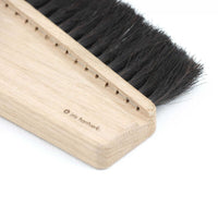 Iris Hantverk(イリス・ハントバーク)は、スウェーデン・エンシェーデの工房を拠点に、視覚障がいを持つ職人たちが伝統的な技法でブラシを手作りしているブランドです。現在は17名のスタッフのうち6名が視覚障がい者であり、さらにエストニアの職人とも協力しています。ブラシはストックホルムの直営店やオンラインショップ、スウェーデン国内外の卸先を通じて販売されています。1950年代から続く視覚障がい者の支援制度が2012年に打ち切られたことをきっかけに、長年会社に携わっていたリチャード・スパレンホークとサラ・エードヘルが経営を引き継ぎました。手作業で作られる天然素材のブラシは、高品質で温もりある使い心地が魅力です。Iris Hantverkは、「機能性と美しいデザイン、伝統技術と天然素材が融合した製品を通じて、ブラシ製造の職人技を次世代に継承すること」をビジョンに掲げています。