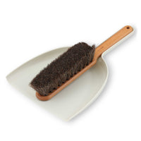 Iris Hantverk(イリス・ハントバーク)は、スウェーデン・エンシェーデの工房を拠点に、視覚障がいを持つ職人たちが伝統的な技法でブラシを手作りしているブランドです。現在は17名のスタッフのうち6名が視覚障がい者であり、さらにエストニアの職人とも協力しています。ブラシはストックホルムの直営店やオンラインショップ、スウェーデン国内外の卸先を通じて販売されています。1950年代から続く視覚障がい者の支援制度が2012年に打ち切られたことをきっかけに、長年会社に携わっていたリチャード・スパレンホークとサラ・エードヘルが経営を引き継ぎました。手作業で作られる天然素材のブラシは、高品質で温もりある使い心地が魅力です。Iris Hantverkは、「機能性と美しいデザイン、伝統技術と天然素材が融合した製品を通じて、ブラシ製造の職人技を次世代に継承すること」をビジョンに掲げています。