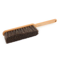 Iris Hantverk(イリス・ハントバーク)は、スウェーデン・エンシェーデの工房を拠点に、視覚障がいを持つ職人たちが伝統的な技法でブラシを手作りしているブランドです。現在は17名のスタッフのうち6名が視覚障がい者であり、さらにエストニアの職人とも協力しています。ブラシはストックホルムの直営店やオンラインショップ、スウェーデン国内外の卸先を通じて販売されています。1950年代から続く視覚障がい者の支援制度が2012年に打ち切られたことをきっかけに、長年会社に携わっていたリチャード・スパレンホークとサラ・エードヘルが経営を引き継ぎました。手作業で作られる天然素材のブラシは、高品質で温もりある使い心地が魅力です。Iris Hantverkは、「機能性と美しいデザイン、伝統技術と天然素材が融合した製品を通じて、ブラシ製造の職人技を次世代に継承すること」をビジョンに掲げています。