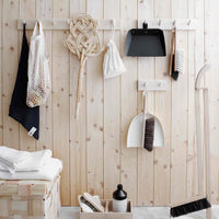 Iris Hantverk(イリス・ハントバーク)は、スウェーデン・エンシェーデの工房を拠点に、視覚障がいを持つ職人たちが伝統的な技法でブラシを手作りしているブランドです。現在は17名のスタッフのうち6名が視覚障がい者であり、さらにエストニアの職人とも協力しています。ブラシはストックホルムの直営店やオンラインショップ、スウェーデン国内外の卸先を通じて販売されています。1950年代から続く視覚障がい者の支援制度が2012年に打ち切られたことをきっかけに、長年会社に携わっていたリチャード・スパレンホークとサラ・エードヘルが経営を引き継ぎました。手作業で作られる天然素材のブラシは、高品質で温もりある使い心地が魅力です。Iris Hantverkは、「機能性と美しいデザイン、伝統技術と天然素材が融合した製品を通じて、ブラシ製造の職人技を次世代に継承すること」をビジョンに掲げています。