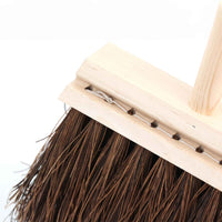 Iris Hantverk(イリス・ハントバーク)は、スウェーデン・エンシェーデの工房を拠点に、視覚障がいを持つ職人たちが伝統的な技法でブラシを手作りしているブランドです。現在は17名のスタッフのうち6名が視覚障がい者であり、さらにエストニアの職人とも協力しています。ブラシはストックホルムの直営店やオンラインショップ、スウェーデン国内外の卸先を通じて販売されています。1950年代から続く視覚障がい者の支援制度が2012年に打ち切られたことをきっかけに、長年会社に携わっていたリチャード・スパレンホークとサラ・エードヘルが経営を引き継ぎました。手作業で作られる天然素材のブラシは、高品質で温もりある使い心地が魅力です。Iris Hantverkは、「機能性と美しいデザイン、伝統技術と天然素材が融合した製品を通じて、ブラシ製造の職人技を次世代に継承すること」をビジョンに掲げています。