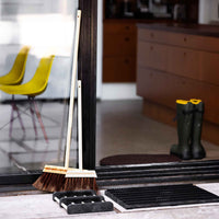 Iris Hantverk(イリス・ハントバーク)は、スウェーデン・エンシェーデの工房を拠点に、視覚障がいを持つ職人たちが伝統的な技法でブラシを手作りしているブランドです。現在は17名のスタッフのうち6名が視覚障がい者であり、さらにエストニアの職人とも協力しています。ブラシはストックホルムの直営店やオンラインショップ、スウェーデン国内外の卸先を通じて販売されています。1950年代から続く視覚障がい者の支援制度が2012年に打ち切られたことをきっかけに、長年会社に携わっていたリチャード・スパレンホークとサラ・エードヘルが経営を引き継ぎました。手作業で作られる天然素材のブラシは、高品質で温もりある使い心地が魅力です。Iris Hantverkは、「機能性と美しいデザイン、伝統技術と天然素材が融合した製品を通じて、ブラシ製造の職人技を次世代に継承すること」をビジョンに掲げています。