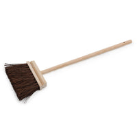 Iris Hantverk(イリス・ハントバーク)は、スウェーデン・エンシェーデの工房を拠点に、視覚障がいを持つ職人たちが伝統的な技法でブラシを手作りしているブランドです。現在は17名のスタッフのうち6名が視覚障がい者であり、さらにエストニアの職人とも協力しています。ブラシはストックホルムの直営店やオンラインショップ、スウェーデン国内外の卸先を通じて販売されています。1950年代から続く視覚障がい者の支援制度が2012年に打ち切られたことをきっかけに、長年会社に携わっていたリチャード・スパレンホークとサラ・エードヘルが経営を引き継ぎました。手作業で作られる天然素材のブラシは、高品質で温もりある使い心地が魅力です。Iris Hantverkは、「機能性と美しいデザイン、伝統技術と天然素材が融合した製品を通じて、ブラシ製造の職人技を次世代に継承すること」をビジョンに掲げています。