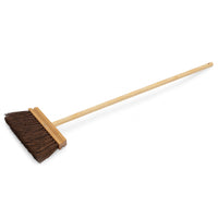 Iris Hantverk(イリス・ハントバーク)は、スウェーデン・エンシェーデの工房を拠点に、視覚障がいを持つ職人たちが伝統的な技法でブラシを手作りしているブランドです。現在は17名のスタッフのうち6名が視覚障がい者であり、さらにエストニアの職人とも協力しています。ブラシはストックホルムの直営店やオンラインショップ、スウェーデン国内外の卸先を通じて販売されています。1950年代から続く視覚障がい者の支援制度が2012年に打ち切られたことをきっかけに、長年会社に携わっていたリチャード・スパレンホークとサラ・エードヘルが経営を引き継ぎました。手作業で作られる天然素材のブラシは、高品質で温もりある使い心地が魅力です。Iris Hantverkは、「機能性と美しいデザイン、伝統技術と天然素材が融合した製品を通じて、ブラシ製造の職人技を次世代に継承すること」をビジョンに掲げています。