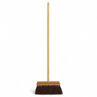 Iris Hantverk(イリス・ハントバーク)は、スウェーデン・エンシェーデの工房を拠点に、視覚障がいを持つ職人たちが伝統的な技法でブラシを手作りしているブランドです。現在は17名のスタッフのうち6名が視覚障がい者であり、さらにエストニアの職人とも協力しています。ブラシはストックホルムの直営店やオンラインショップ、スウェーデン国内外の卸先を通じて販売されています。1950年代から続く視覚障がい者の支援制度が2012年に打ち切られたことをきっかけに、長年会社に携わっていたリチャード・スパレンホークとサラ・エードヘルが経営を引き継ぎました。手作業で作られる天然素材のブラシは、高品質で温もりある使い心地が魅力です。Iris Hantverkは、「機能性と美しいデザイン、伝統技術と天然素材が融合した製品を通じて、ブラシ製造の職人技を次世代に継承すること」をビジョンに掲げています。