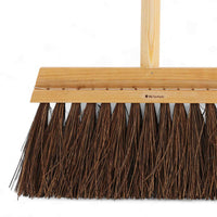 Iris Hantverk(イリス・ハントバーク)は、スウェーデン・エンシェーデの工房を拠点に、視覚障がいを持つ職人たちが伝統的な技法でブラシを手作りしているブランドです。現在は17名のスタッフのうち6名が視覚障がい者であり、さらにエストニアの職人とも協力しています。ブラシはストックホルムの直営店やオンラインショップ、スウェーデン国内外の卸先を通じて販売されています。1950年代から続く視覚障がい者の支援制度が2012年に打ち切られたことをきっかけに、長年会社に携わっていたリチャード・スパレンホークとサラ・エードヘルが経営を引き継ぎました。手作業で作られる天然素材のブラシは、高品質で温もりある使い心地が魅力です。Iris Hantverkは、「機能性と美しいデザイン、伝統技術と天然素材が融合した製品を通じて、ブラシ製造の職人技を次世代に継承すること」をビジョンに掲げています。