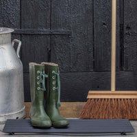 Iris Hantverk(イリス・ハントバーク)は、スウェーデン・エンシェーデの工房を拠点に、視覚障がいを持つ職人たちが伝統的な技法でブラシを手作りしているブランドです。現在は17名のスタッフのうち6名が視覚障がい者であり、さらにエストニアの職人とも協力しています。ブラシはストックホルムの直営店やオンラインショップ、スウェーデン国内外の卸先を通じて販売されています。1950年代から続く視覚障がい者の支援制度が2012年に打ち切られたことをきっかけに、長年会社に携わっていたリチャード・スパレンホークとサラ・エードヘルが経営を引き継ぎました。手作業で作られる天然素材のブラシは、高品質で温もりある使い心地が魅力です。Iris Hantverkは、「機能性と美しいデザイン、伝統技術と天然素材が融合した製品を通じて、ブラシ製造の職人技を次世代に継承すること」をビジョンに掲げています。