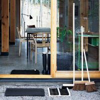 Iris Hantverk(イリス・ハントバーク)は、スウェーデン・エンシェーデの工房を拠点に、視覚障がいを持つ職人たちが伝統的な技法でブラシを手作りしているブランドです。現在は17名のスタッフのうち6名が視覚障がい者であり、さらにエストニアの職人とも協力しています。ブラシはストックホルムの直営店やオンラインショップ、スウェーデン国内外の卸先を通じて販売されています。1950年代から続く視覚障がい者の支援制度が2012年に打ち切られたことをきっかけに、長年会社に携わっていたリチャード・スパレンホークとサラ・エードヘルが経営を引き継ぎました。手作業で作られる天然素材のブラシは、高品質で温もりある使い心地が魅力です。Iris Hantverkは、「機能性と美しいデザイン、伝統技術と天然素材が融合した製品を通じて、ブラシ製造の職人技を次世代に継承すること」をビジョンに掲げています。