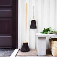 Iris Hantverk(イリス・ハントバーク)は、スウェーデン・エンシェーデの工房を拠点に、視覚障がいを持つ職人たちが伝統的な技法でブラシを手作りしているブランドです。現在は17名のスタッフのうち6名が視覚障がい者であり、さらにエストニアの職人とも協力しています。ブラシはストックホルムの直営店やオンラインショップ、スウェーデン国内外の卸先を通じて販売されています。1950年代から続く視覚障がい者の支援制度が2012年に打ち切られたことをきっかけに、長年会社に携わっていたリチャード・スパレンホークとサラ・エードヘルが経営を引き継ぎました。手作業で作られる天然素材のブラシは、高品質で温もりある使い心地が魅力です。Iris Hantverkは、「機能性と美しいデザイン、伝統技術と天然素材が融合した製品を通じて、ブラシ製造の職人技を次世代に継承すること」をビジョンに掲げています。