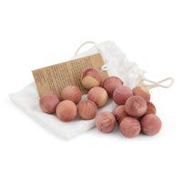 Iris Hantverk(イリス・ハントバーク)は、スウェーデン・エンシェーデの工房を拠点に、視覚障がいを持つ職人たちが伝統的な技法でブラシを手作りしているブランドです。現在は17名のスタッフのうち6名が視覚障がい者であり、さらにエストニアの職人とも協力しています。ブラシはストックホルムの直営店やオンラインショップ、スウェーデン国内外の卸先を通じて販売されています。1950年代から続く視覚障がい者の支援制度が2012年に打ち切られたことをきっかけに、長年会社に携わっていたリチャード・スパレンホークとサラ・エードヘルが経営を引き継ぎました。手作業で作られる天然素材のブラシは、高品質で温もりある使い心地が魅力です。Iris Hantverkは、「機能性と美しいデザイン、伝統技術と天然素材が融合した製品を通じて、ブラシ製造の職人技を次世代に継承すること」をビジョンに掲げています。