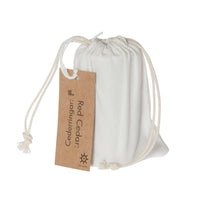 Iris Hantverk(イリス・ハントバーク)は、スウェーデン・エンシェーデの工房を拠点に、視覚障がいを持つ職人たちが伝統的な技法でブラシを手作りしているブランドです。現在は17名のスタッフのうち6名が視覚障がい者であり、さらにエストニアの職人とも協力しています。ブラシはストックホルムの直営店やオンラインショップ、スウェーデン国内外の卸先を通じて販売されています。1950年代から続く視覚障がい者の支援制度が2012年に打ち切られたことをきっかけに、長年会社に携わっていたリチャード・スパレンホークとサラ・エードヘルが経営を引き継ぎました。手作業で作られる天然素材のブラシは、高品質で温もりある使い心地が魅力です。Iris Hantverkは、「機能性と美しいデザイン、伝統技術と天然素材が融合した製品を通じて、ブラシ製造の職人技を次世代に継承すること」をビジョンに掲げています。