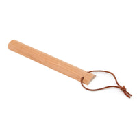 Iris Hantverk(イリス・ハントバーク)は、スウェーデン・エンシェーデの工房を拠点に、視覚障がいを持つ職人たちが伝統的な技法でブラシを手作りしているブランドです。現在は17名のスタッフのうち6名が視覚障がい者であり、さらにエストニアの職人とも協力しています。ブラシはストックホルムの直営店やオンラインショップ、スウェーデン国内外の卸先を通じて販売されています。1950年代から続く視覚障がい者の支援制度が2012年に打ち切られたことをきっかけに、長年会社に携わっていたリチャード・スパレンホークとサラ・エードヘルが経営を引き継ぎました。手作業で作られる天然素材のブラシは、高品質で温もりある使い心地が魅力です。Iris Hantverkは、「機能性と美しいデザイン、伝統技術と天然素材が融合した製品を通じて、ブラシ製造の職人技を次世代に継承すること」をビジョンに掲げています。