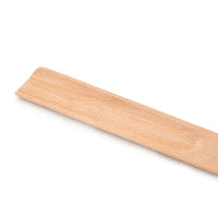 Iris Hantverk(イリス・ハントバーク)は、スウェーデン・エンシェーデの工房を拠点に、視覚障がいを持つ職人たちが伝統的な技法でブラシを手作りしているブランドです。現在は17名のスタッフのうち6名が視覚障がい者であり、さらにエストニアの職人とも協力しています。ブラシはストックホルムの直営店やオンラインショップ、スウェーデン国内外の卸先を通じて販売されています。1950年代から続く視覚障がい者の支援制度が2012年に打ち切られたことをきっかけに、長年会社に携わっていたリチャード・スパレンホークとサラ・エードヘルが経営を引き継ぎました。手作業で作られる天然素材のブラシは、高品質で温もりある使い心地が魅力です。Iris Hantverkは、「機能性と美しいデザイン、伝統技術と天然素材が融合した製品を通じて、ブラシ製造の職人技を次世代に継承すること」をビジョンに掲げています。