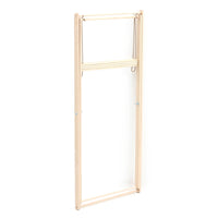 Iris Hantverk(イリス・ハントバーク)は、スウェーデン・エンシェーデの工房を拠点に、視覚障がいを持つ職人たちが伝統的な技法でブラシを手作りしているブランドです。現在は17名のスタッフのうち6名が視覚障がい者であり、さらにエストニアの職人とも協力しています。ブラシはストックホルムの直営店やオンラインショップ、スウェーデン国内外の卸先を通じて販売されています。1950年代から続く視覚障がい者の支援制度が2012年に打ち切られたことをきっかけに、長年会社に携わっていたリチャード・スパレンホークとサラ・エードヘルが経営を引き継ぎました。手作業で作られる天然素材のブラシは、高品質で温もりある使い心地が魅力です。Iris Hantverkは、「機能性と美しいデザイン、伝統技術と天然素材が融合した製品を通じて、ブラシ製造の職人技を次世代に継承すること」をビジョンに掲げています。