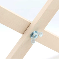 Iris Hantverk(イリス・ハントバーク)は、スウェーデン・エンシェーデの工房を拠点に、視覚障がいを持つ職人たちが伝統的な技法でブラシを手作りしているブランドです。現在は17名のスタッフのうち6名が視覚障がい者であり、さらにエストニアの職人とも協力しています。ブラシはストックホルムの直営店やオンラインショップ、スウェーデン国内外の卸先を通じて販売されています。1950年代から続く視覚障がい者の支援制度が2012年に打ち切られたことをきっかけに、長年会社に携わっていたリチャード・スパレンホークとサラ・エードヘルが経営を引き継ぎました。手作業で作られる天然素材のブラシは、高品質で温もりある使い心地が魅力です。Iris Hantverkは、「機能性と美しいデザイン、伝統技術と天然素材が融合した製品を通じて、ブラシ製造の職人技を次世代に継承すること」をビジョンに掲げています。