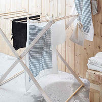 Iris Hantverk(イリス・ハントバーク)は、スウェーデン・エンシェーデの工房を拠点に、視覚障がいを持つ職人たちが伝統的な技法でブラシを手作りしているブランドです。現在は17名のスタッフのうち6名が視覚障がい者であり、さらにエストニアの職人とも協力しています。ブラシはストックホルムの直営店やオンラインショップ、スウェーデン国内外の卸先を通じて販売されています。1950年代から続く視覚障がい者の支援制度が2012年に打ち切られたことをきっかけに、長年会社に携わっていたリチャード・スパレンホークとサラ・エードヘルが経営を引き継ぎました。手作業で作られる天然素材のブラシは、高品質で温もりある使い心地が魅力です。Iris Hantverkは、「機能性と美しいデザイン、伝統技術と天然素材が融合した製品を通じて、ブラシ製造の職人技を次世代に継承すること」をビジョンに掲げています。