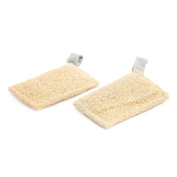 Iris Hantverk(イリス・ハントバーク)は、スウェーデン・エンシェーデの工房を拠点に、視覚障がいを持つ職人たちが伝統的な技法でブラシを手作りしているブランドです。現在は17名のスタッフのうち6名が視覚障がい者であり、さらにエストニアの職人とも協力しています。ブラシはストックホルムの直営店やオンラインショップ、スウェーデン国内外の卸先を通じて販売されています。1950年代から続く視覚障がい者の支援制度が2012年に打ち切られたことをきっかけに、長年会社に携わっていたリチャード・スパレンホークとサラ・エードヘルが経営を引き継ぎました。手作業で作られる天然素材のブラシは、高品質で温もりある使い心地が魅力です。Iris Hantverkは、「機能性と美しいデザイン、伝統技術と天然素材が融合した製品を通じて、ブラシ製造の職人技を次世代に継承すること」をビジョンに掲げています。