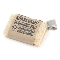 Iris Hantverk(イリス・ハントバーク)は、スウェーデン・エンシェーデの工房を拠点に、視覚障がいを持つ職人たちが伝統的な技法でブラシを手作りしているブランドです。現在は17名のスタッフのうち6名が視覚障がい者であり、さらにエストニアの職人とも協力しています。ブラシはストックホルムの直営店やオンラインショップ、スウェーデン国内外の卸先を通じて販売されています。1950年代から続く視覚障がい者の支援制度が2012年に打ち切られたことをきっかけに、長年会社に携わっていたリチャード・スパレンホークとサラ・エードヘルが経営を引き継ぎました。手作業で作られる天然素材のブラシは、高品質で温もりある使い心地が魅力です。Iris Hantverkは、「機能性と美しいデザイン、伝統技術と天然素材が融合した製品を通じて、ブラシ製造の職人技を次世代に継承すること」をビジョンに掲げています。