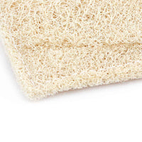 Iris Hantverk(イリス・ハントバーク)は、スウェーデン・エンシェーデの工房を拠点に、視覚障がいを持つ職人たちが伝統的な技法でブラシを手作りしているブランドです。現在は17名のスタッフのうち6名が視覚障がい者であり、さらにエストニアの職人とも協力しています。ブラシはストックホルムの直営店やオンラインショップ、スウェーデン国内外の卸先を通じて販売されています。1950年代から続く視覚障がい者の支援制度が2012年に打ち切られたことをきっかけに、長年会社に携わっていたリチャード・スパレンホークとサラ・エードヘルが経営を引き継ぎました。手作業で作られる天然素材のブラシは、高品質で温もりある使い心地が魅力です。Iris Hantverkは、「機能性と美しいデザイン、伝統技術と天然素材が融合した製品を通じて、ブラシ製造の職人技を次世代に継承すること」をビジョンに掲げています。