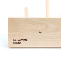 Iris Hantverk(イリス・ハントバーク)は、スウェーデン・エンシェーデの工房を拠点に、視覚障がいを持つ職人たちが伝統的な技法でブラシを手作りしているブランドです。現在は17名のスタッフのうち6名が視覚障がい者であり、さらにエストニアの職人とも協力しています。ブラシはストックホルムの直営店やオンラインショップ、スウェーデン国内外の卸先を通じて販売されています。1950年代から続く視覚障がい者の支援制度が2012年に打ち切られたことをきっかけに、長年会社に携わっていたリチャード・スパレンホークとサラ・エードヘルが経営を引き継ぎました。手作業で作られる天然素材のブラシは、高品質で温もりある使い心地が魅力です。Iris Hantverkは、「機能性と美しいデザイン、伝統技術と天然素材が融合した製品を通じて、ブラシ製造の職人技を次世代に継承すること」をビジョンに掲げています。