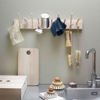 Iris Hantverk(イリス・ハントバーク)は、スウェーデン・エンシェーデの工房を拠点に、視覚障がいを持つ職人たちが伝統的な技法でブラシを手作りしているブランドです。現在は17名のスタッフのうち6名が視覚障がい者であり、さらにエストニアの職人とも協力しています。ブラシはストックホルムの直営店やオンラインショップ、スウェーデン国内外の卸先を通じて販売されています。1950年代から続く視覚障がい者の支援制度が2012年に打ち切られたことをきっかけに、長年会社に携わっていたリチャード・スパレンホークとサラ・エードヘルが経営を引き継ぎました。手作業で作られる天然素材のブラシは、高品質で温もりある使い心地が魅力です。Iris Hantverkは、「機能性と美しいデザイン、伝統技術と天然素材が融合した製品を通じて、ブラシ製造の職人技を次世代に継承すること」をビジョンに掲げています。