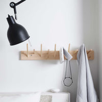 Iris Hantverk(イリス・ハントバーク)は、スウェーデン・エンシェーデの工房を拠点に、視覚障がいを持つ職人たちが伝統的な技法でブラシを手作りしているブランドです。現在は17名のスタッフのうち6名が視覚障がい者であり、さらにエストニアの職人とも協力しています。ブラシはストックホルムの直営店やオンラインショップ、スウェーデン国内外の卸先を通じて販売されています。1950年代から続く視覚障がい者の支援制度が2012年に打ち切られたことをきっかけに、長年会社に携わっていたリチャード・スパレンホークとサラ・エードヘルが経営を引き継ぎました。手作業で作られる天然素材のブラシは、高品質で温もりある使い心地が魅力です。Iris Hantverkは、「機能性と美しいデザイン、伝統技術と天然素材が融合した製品を通じて、ブラシ製造の職人技を次世代に継承すること」をビジョンに掲げています。