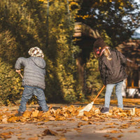 REDECKER(レデッカー)は、1935年にドイツ・フェルスマルトで創業された、天然素材を使用した高品質な生活道具を展開する老舗ブランドです。創業者フリーデル・レデッカー氏が視力を失ったことをきっかけに、手作業でブラシ製造を始めたことからスタートし、そのクラフトマンシップと品質へのこだわりは3世代にわたり継承されています。製品には天然木や植物繊維、動物毛などの自然素材が用いられ、環境に配慮したプラスチックフリーな暮らしを実現します。ナチュラルクリーニングやサステナブルなライフスタイルを志向する人々に人気があり、ドイツ製の確かな品質と伝統工芸品としての信頼性も評価されています。北欧風やミニマルな空間に調和する、美しく機能的なデザインも大きな魅力。REDECKERは、「クラフト」「デザイン」「品質」を大切にした、持続可能で丁寧な暮らしを支えるエコブランドとして、世界中で愛され続けています。