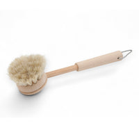 REDECKER(レデッカー)は、1935年にドイツ・フェルスマルトで創業された、天然素材を使用した高品質な生活道具を展開する老舗ブランドです。創業者フリーデル・レデッカー氏が視力を失ったことをきっかけに、手作業でブラシ製造を始めたことからスタートし、そのクラフトマンシップと品質へのこだわりは3世代にわたり継承されています。製品には天然木や植物繊維、動物毛などの自然素材が用いられ、環境に配慮したプラスチックフリーな暮らしを実現します。ナチュラルクリーニングやサステナブルなライフスタイルを志向する人々に人気があり、ドイツ製の確かな品質と伝統工芸品としての信頼性も評価されています。北欧風やミニマルな空間に調和する、美しく機能的なデザインも大きな魅力。REDECKERは、「クラフト」「デザイン」「品質」を大切にした、持続可能で丁寧な暮らしを支えるエコブランドとして、世界中で愛され続けています。