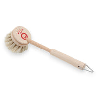 REDECKER(レデッカー)は、1935年にドイツ・フェルスマルトで創業された、天然素材を使用した高品質な生活道具を展開する老舗ブランドです。創業者フリーデル・レデッカー氏が視力を失ったことをきっかけに、手作業でブラシ製造を始めたことからスタートし、そのクラフトマンシップと品質へのこだわりは3世代にわたり継承されています。製品には天然木や植物繊維、動物毛などの自然素材が用いられ、環境に配慮したプラスチックフリーな暮らしを実現します。ナチュラルクリーニングやサステナブルなライフスタイルを志向する人々に人気があり、ドイツ製の確かな品質と伝統工芸品としての信頼性も評価されています。北欧風やミニマルな空間に調和する、美しく機能的なデザインも大きな魅力。REDECKERは、「クラフト」「デザイン」「品質」を大切にした、持続可能で丁寧な暮らしを支えるエコブランドとして、世界中で愛され続けています。