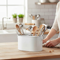 REDECKER(レデッカー)は、1935年にドイツ・フェルスマルトで創業された、天然素材を使用した高品質な生活道具を展開する老舗ブランドです。創業者フリーデル・レデッカー氏が視力を失ったことをきっかけに、手作業でブラシ製造を始めたことからスタートし、そのクラフトマンシップと品質へのこだわりは3世代にわたり継承されています。製品には天然木や植物繊維、動物毛などの自然素材が用いられ、環境に配慮したプラスチックフリーな暮らしを実現します。ナチュラルクリーニングやサステナブルなライフスタイルを志向する人々に人気があり、ドイツ製の確かな品質と伝統工芸品としての信頼性も評価されています。北欧風やミニマルな空間に調和する、美しく機能的なデザインも大きな魅力。REDECKERは、「クラフト」「デザイン」「品質」を大切にした、持続可能で丁寧な暮らしを支えるエコブランドとして、世界中で愛され続けています。