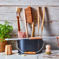 REDECKER(レデッカー)は、1935年にドイツ・フェルスマルトで創業された、天然素材を使用した高品質な生活道具を展開する老舗ブランドです。創業者フリーデル・レデッカー氏が視力を失ったことをきっかけに、手作業でブラシ製造を始めたことからスタートし、そのクラフトマンシップと品質へのこだわりは3世代にわたり継承されています。製品には天然木や植物繊維、動物毛などの自然素材が用いられ、環境に配慮したプラスチックフリーな暮らしを実現します。ナチュラルクリーニングやサステナブルなライフスタイルを志向する人々に人気があり、ドイツ製の確かな品質と伝統工芸品としての信頼性も評価されています。北欧風やミニマルな空間に調和する、美しく機能的なデザインも大きな魅力。REDECKERは、「クラフト」「デザイン」「品質」を大切にした、持続可能で丁寧な暮らしを支えるエコブランドとして、世界中で愛され続けています。