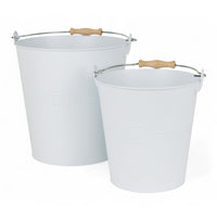 REDECKER(レデッカー)は、1935年にドイツ・フェルスマルトで創業された、天然素材を使用した高品質な生活道具を展開する老舗ブランドです。創業者フリーデル・レデッカー氏が視力を失ったことをきっかけに、手作業でブラシ製造を始めたことからスタートし、そのクラフトマンシップと品質へのこだわりは3世代にわたり継承されています。製品には天然木や植物繊維、動物毛などの自然素材が用いられ、環境に配慮したプラスチックフリーな暮らしを実現します。ナチュラルクリーニングやサステナブルなライフスタイルを志向する人々に人気があり、ドイツ製の確かな品質と伝統工芸品としての信頼性も評価されています。北欧風やミニマルな空間に調和する、美しく機能的なデザインも大きな魅力。REDECKERは、「クラフト」「デザイン」「品質」を大切にした、持続可能で丁寧な暮らしを支えるエコブランドとして、世界中で愛され続けています。