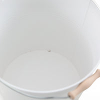 REDECKER(レデッカー)は、1935年にドイツ・フェルスマルトで創業された、天然素材を使用した高品質な生活道具を展開する老舗ブランドです。創業者フリーデル・レデッカー氏が視力を失ったことをきっかけに、手作業でブラシ製造を始めたことからスタートし、そのクラフトマンシップと品質へのこだわりは3世代にわたり継承されています。製品には天然木や植物繊維、動物毛などの自然素材が用いられ、環境に配慮したプラスチックフリーな暮らしを実現します。ナチュラルクリーニングやサステナブルなライフスタイルを志向する人々に人気があり、ドイツ製の確かな品質と伝統工芸品としての信頼性も評価されています。北欧風やミニマルな空間に調和する、美しく機能的なデザインも大きな魅力。REDECKERは、「クラフト」「デザイン」「品質」を大切にした、持続可能で丁寧な暮らしを支えるエコブランドとして、世界中で愛され続けています。