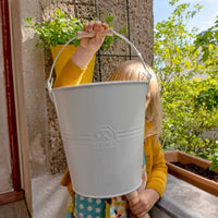 REDECKER(レデッカー)は、1935年にドイツ・フェルスマルトで創業された、天然素材を使用した高品質な生活道具を展開する老舗ブランドです。創業者フリーデル・レデッカー氏が視力を失ったことをきっかけに、手作業でブラシ製造を始めたことからスタートし、そのクラフトマンシップと品質へのこだわりは3世代にわたり継承されています。製品には天然木や植物繊維、動物毛などの自然素材が用いられ、環境に配慮したプラスチックフリーな暮らしを実現します。ナチュラルクリーニングやサステナブルなライフスタイルを志向する人々に人気があり、ドイツ製の確かな品質と伝統工芸品としての信頼性も評価されています。北欧風やミニマルな空間に調和する、美しく機能的なデザインも大きな魅力。REDECKERは、「クラフト」「デザイン」「品質」を大切にした、持続可能で丁寧な暮らしを支えるエコブランドとして、世界中で愛され続けています。