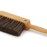 REDECKER(レデッカー)は、1935年にドイツ・フェルスマルトで創業された、天然素材を使用した高品質な生活道具を展開する老舗ブランドです。創業者フリーデル・レデッカー氏が視力を失ったことをきっかけに、手作業でブラシ製造を始めたことからスタートし、そのクラフトマンシップと品質へのこだわりは3世代にわたり継承されています。製品には天然木や植物繊維、動物毛などの自然素材が用いられ、環境に配慮したプラスチックフリーな暮らしを実現します。ナチュラルクリーニングやサステナブルなライフスタイルを志向する人々に人気があり、ドイツ製の確かな品質と伝統工芸品としての信頼性も評価されています。北欧風やミニマルな空間に調和する、美しく機能的なデザインも大きな魅力。REDECKERは、「クラフト」「デザイン」「品質」を大切にした、持続可能で丁寧な暮らしを支えるエコブランドとして、世界中で愛され続けています。