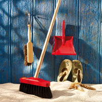 REDECKER(レデッカー)は、1935年にドイツ・フェルスマルトで創業された、天然素材を使用した高品質な生活道具を展開する老舗ブランドです。創業者フリーデル・レデッカー氏が視力を失ったことをきっかけに、手作業でブラシ製造を始めたことからスタートし、そのクラフトマンシップと品質へのこだわりは3世代にわたり継承されています。製品には天然木や植物繊維、動物毛などの自然素材が用いられ、環境に配慮したプラスチックフリーな暮らしを実現します。ナチュラルクリーニングやサステナブルなライフスタイルを志向する人々に人気があり、ドイツ製の確かな品質と伝統工芸品としての信頼性も評価されています。北欧風やミニマルな空間に調和する、美しく機能的なデザインも大きな魅力。REDECKERは、「クラフト」「デザイン」「品質」を大切にした、持続可能で丁寧な暮らしを支えるエコブランドとして、世界中で愛され続けています。