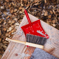 REDECKER(レデッカー)は、1935年にドイツ・フェルスマルトで創業された、天然素材を使用した高品質な生活道具を展開する老舗ブランドです。創業者フリーデル・レデッカー氏が視力を失ったことをきっかけに、手作業でブラシ製造を始めたことからスタートし、そのクラフトマンシップと品質へのこだわりは3世代にわたり継承されています。製品には天然木や植物繊維、動物毛などの自然素材が用いられ、環境に配慮したプラスチックフリーな暮らしを実現します。ナチュラルクリーニングやサステナブルなライフスタイルを志向する人々に人気があり、ドイツ製の確かな品質と伝統工芸品としての信頼性も評価されています。北欧風やミニマルな空間に調和する、美しく機能的なデザインも大きな魅力。REDECKERは、「クラフト」「デザイン」「品質」を大切にした、持続可能で丁寧な暮らしを支えるエコブランドとして、世界中で愛され続けています。