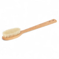 REDECKER(レデッカー)は、1935年にドイツ・フェルスマルトで創業された、天然素材を使用した高品質な生活道具を展開する老舗ブランドです。創業者フリーデル・レデッカー氏が視力を失ったことをきっかけに、手作業でブラシ製造を始めたことからスタートし、そのクラフトマンシップと品質へのこだわりは3世代にわたり継承されています。製品には天然木や植物繊維、動物毛などの自然素材が用いられ、環境に配慮したプラスチックフリーな暮らしを実現します。ナチュラルクリーニングやサステナブルなライフスタイルを志向する人々に人気があり、ドイツ製の確かな品質と伝統工芸品としての信頼性も評価されています。北欧風やミニマルな空間に調和する、美しく機能的なデザインも大きな魅力。REDECKERは、「クラフト」「デザイン」「品質」を大切にした、持続可能で丁寧な暮らしを支えるエコブランドとして、世界中で愛され続けています。