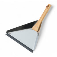 REDECKER(レデッカー)は、1935年にドイツ・フェルスマルトで創業された、天然素材を使用した高品質な生活道具を展開する老舗ブランドです。創業者フリーデル・レデッカー氏が視力を失ったことをきっかけに、手作業でブラシ製造を始めたことからスタートし、そのクラフトマンシップと品質へのこだわりは3世代にわたり継承されています。製品には天然木や植物繊維、動物毛などの自然素材が用いられ、環境に配慮したプラスチックフリーな暮らしを実現します。ナチュラルクリーニングやサステナブルなライフスタイルを志向する人々に人気があり、ドイツ製の確かな品質と伝統工芸品としての信頼性も評価されています。北欧風やミニマルな空間に調和する、美しく機能的なデザインも大きな魅力。REDECKERは、「クラフト」「デザイン」「品質」を大切にした、持続可能で丁寧な暮らしを支えるエコブランドとして、世界中で愛され続けています。