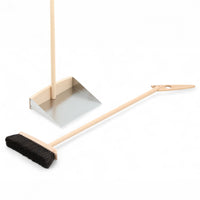 REDECKER(レデッカー)は、1935年にドイツ・フェルスマルトで創業された、天然素材を使用した高品質な生活道具を展開する老舗ブランドです。創業者フリーデル・レデッカー氏が視力を失ったことをきっかけに、手作業でブラシ製造を始めたことからスタートし、そのクラフトマンシップと品質へのこだわりは3世代にわたり継承されています。製品には天然木や植物繊維、動物毛などの自然素材が用いられ、環境に配慮したプラスチックフリーな暮らしを実現します。ナチュラルクリーニングやサステナブルなライフスタイルを志向する人々に人気があり、ドイツ製の確かな品質と伝統工芸品としての信頼性も評価されています。北欧風やミニマルな空間に調和する、美しく機能的なデザインも大きな魅力。REDECKERは、「クラフト」「デザイン」「品質」を大切にした、持続可能で丁寧な暮らしを支えるエコブランドとして、世界中で愛され続けています。