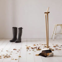 REDECKER(レデッカー)は、1935年にドイツ・フェルスマルトで創業された、天然素材を使用した高品質な生活道具を展開する老舗ブランドです。創業者フリーデル・レデッカー氏が視力を失ったことをきっかけに、手作業でブラシ製造を始めたことからスタートし、そのクラフトマンシップと品質へのこだわりは3世代にわたり継承されています。製品には天然木や植物繊維、動物毛などの自然素材が用いられ、環境に配慮したプラスチックフリーな暮らしを実現します。ナチュラルクリーニングやサステナブルなライフスタイルを志向する人々に人気があり、ドイツ製の確かな品質と伝統工芸品としての信頼性も評価されています。北欧風やミニマルな空間に調和する、美しく機能的なデザインも大きな魅力。REDECKERは、「クラフト」「デザイン」「品質」を大切にした、持続可能で丁寧な暮らしを支えるエコブランドとして、世界中で愛され続けています。