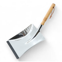 REDECKER(レデッカー)は、1935年にドイツ・フェルスマルトで創業された、天然素材を使用した高品質な生活道具を展開する老舗ブランドです。創業者フリーデル・レデッカー氏が視力を失ったことをきっかけに、手作業でブラシ製造を始めたことからスタートし、そのクラフトマンシップと品質へのこだわりは3世代にわたり継承されています。製品には天然木や植物繊維、動物毛などの自然素材が用いられ、環境に配慮したプラスチックフリーな暮らしを実現します。ナチュラルクリーニングやサステナブルなライフスタイルを志向する人々に人気があり、ドイツ製の確かな品質と伝統工芸品としての信頼性も評価されています。北欧風やミニマルな空間に調和する、美しく機能的なデザインも大きな魅力。REDECKERは、「クラフト」「デザイン」「品質」を大切にした、持続可能で丁寧な暮らしを支えるエコブランドとして、世界中で愛され続けています。