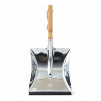 REDECKER(レデッカー)は、1935年にドイツ・フェルスマルトで創業された、天然素材を使用した高品質な生活道具を展開する老舗ブランドです。創業者フリーデル・レデッカー氏が視力を失ったことをきっかけに、手作業でブラシ製造を始めたことからスタートし、そのクラフトマンシップと品質へのこだわりは3世代にわたり継承されています。製品には天然木や植物繊維、動物毛などの自然素材が用いられ、環境に配慮したプラスチックフリーな暮らしを実現します。ナチュラルクリーニングやサステナブルなライフスタイルを志向する人々に人気があり、ドイツ製の確かな品質と伝統工芸品としての信頼性も評価されています。北欧風やミニマルな空間に調和する、美しく機能的なデザインも大きな魅力。REDECKERは、「クラフト」「デザイン」「品質」を大切にした、持続可能で丁寧な暮らしを支えるエコブランドとして、世界中で愛され続けています。