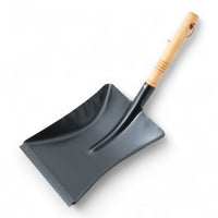 REDECKER(レデッカー)は、1935年にドイツ・フェルスマルトで創業された、天然素材を使用した高品質な生活道具を展開する老舗ブランドです。創業者フリーデル・レデッカー氏が視力を失ったことをきっかけに、手作業でブラシ製造を始めたことからスタートし、そのクラフトマンシップと品質へのこだわりは3世代にわたり継承されています。製品には天然木や植物繊維、動物毛などの自然素材が用いられ、環境に配慮したプラスチックフリーな暮らしを実現します。ナチュラルクリーニングやサステナブルなライフスタイルを志向する人々に人気があり、ドイツ製の確かな品質と伝統工芸品としての信頼性も評価されています。北欧風やミニマルな空間に調和する、美しく機能的なデザインも大きな魅力。REDECKERは、「クラフト」「デザイン」「品質」を大切にした、持続可能で丁寧な暮らしを支えるエコブランドとして、世界中で愛され続けています。