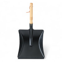 REDECKER(レデッカー)は、1935年にドイツ・フェルスマルトで創業された、天然素材を使用した高品質な生活道具を展開する老舗ブランドです。創業者フリーデル・レデッカー氏が視力を失ったことをきっかけに、手作業でブラシ製造を始めたことからスタートし、そのクラフトマンシップと品質へのこだわりは3世代にわたり継承されています。製品には天然木や植物繊維、動物毛などの自然素材が用いられ、環境に配慮したプラスチックフリーな暮らしを実現します。ナチュラルクリーニングやサステナブルなライフスタイルを志向する人々に人気があり、ドイツ製の確かな品質と伝統工芸品としての信頼性も評価されています。北欧風やミニマルな空間に調和する、美しく機能的なデザインも大きな魅力。REDECKERは、「クラフト」「デザイン」「品質」を大切にした、持続可能で丁寧な暮らしを支えるエコブランドとして、世界中で愛され続けています。