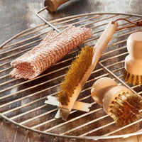 REDECKER(レデッカー)は、1935年にドイツ・フェルスマルトで創業された、天然素材を使用した高品質な生活道具を展開する老舗ブランドです。創業者フリーデル・レデッカー氏が視力を失ったことをきっかけに、手作業でブラシ製造を始めたことからスタートし、そのクラフトマンシップと品質へのこだわりは3世代にわたり継承されています。製品には天然木や植物繊維、動物毛などの自然素材が用いられ、環境に配慮したプラスチックフリーな暮らしを実現します。ナチュラルクリーニングやサステナブルなライフスタイルを志向する人々に人気があり、ドイツ製の確かな品質と伝統工芸品としての信頼性も評価されています。北欧風やミニマルな空間に調和する、美しく機能的なデザインも大きな魅力。REDECKERは、「クラフト」「デザイン」「品質」を大切にした、持続可能で丁寧な暮らしを支えるエコブランドとして、世界中で愛され続けています。